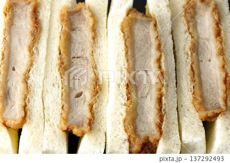 ヒレカツサンドを黒背景で撮影 137292493