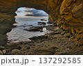 洞窟から見える海 137292585