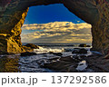 洞窟から見える海 137292586