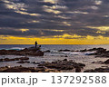 朝焼けと釣り人 137292588