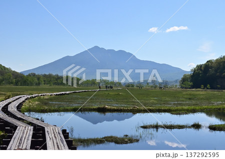 尾瀬ヶ原から燧ヶ岳の眺め 137292595