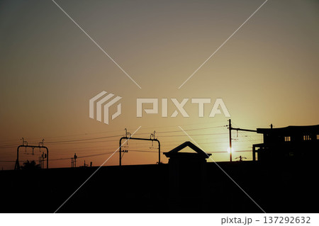 夕日,シルエット,電線,街並み,サンセット,黄昏,逆光,都市風景,空,ドラマチック 137292632