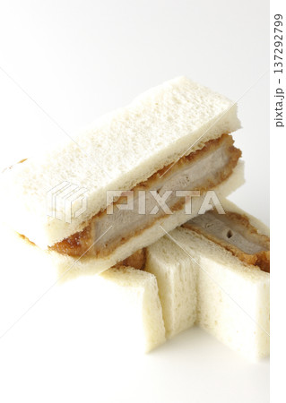 ヒレカツサンドを白背景で撮影 ヒレカツサンドを白背景で撮影 137292799