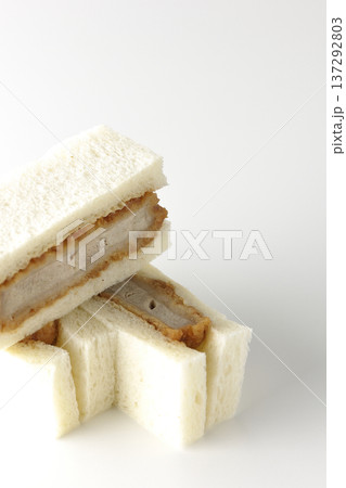 ヒレカツサンドを白背景で撮影 ヒレカツサンドを白背景で撮影 137292803