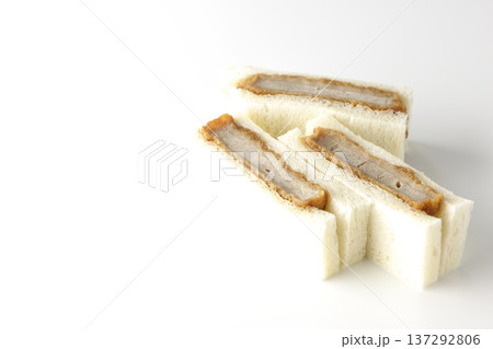 ヒレカツサンドを白背景で撮影 137292806