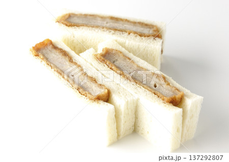 ヒレカツサンドを白背景で撮影 137292807