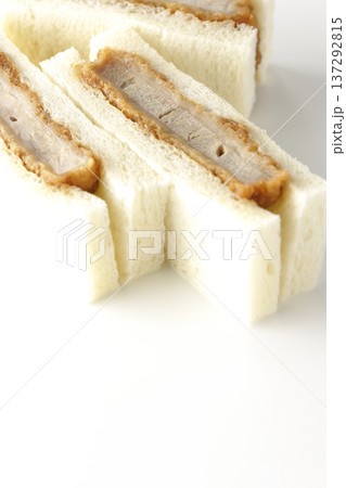 ヒレカツサンドを白背景で撮影 ヒレカツサンドを白背景で撮影 137292815