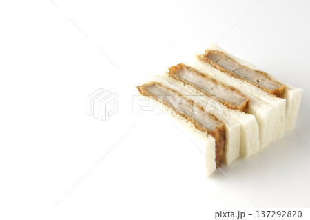 ヒレカツサンドを白背景で撮影 137292820