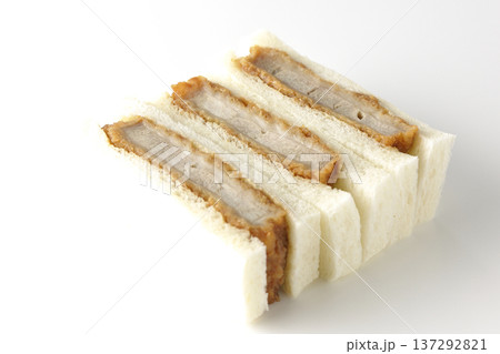 ヒレカツサンドを白背景で撮影 137292821