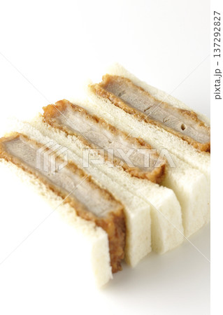 ヒレカツサンドを白背景で撮影 137292827