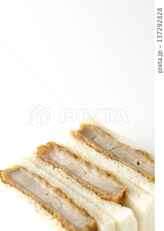 ヒレカツサンドを白背景で撮影 137292828