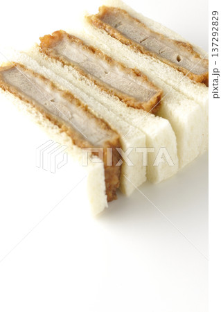 ヒレカツサンドを白背景で撮影 137292829