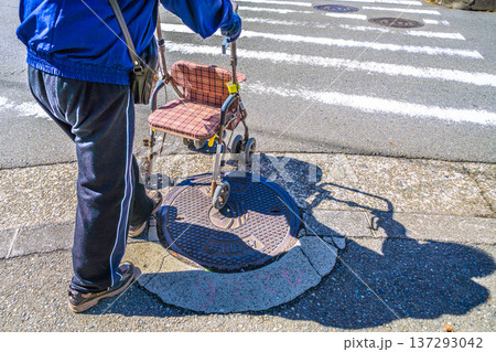 日本の横浜都市景観高齢化社会…シルバーカーの高齢男性(マスク姿)…=横浜市内 日本の横浜都市景観高齢化社会…シルバーカーの高齢男性(マスク姿)…=横浜市内 137293042
