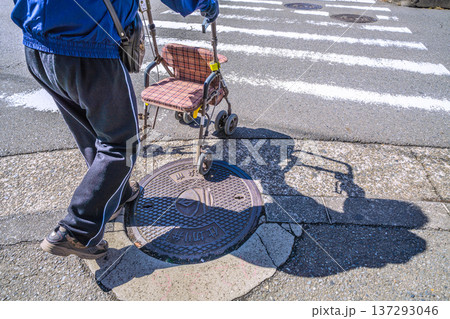 日本の横浜都市景観高齢化社会…シルバーカーの高齢男性（マスク姿）…＝横浜市内 137293046