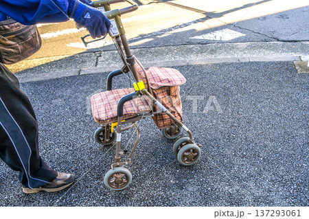 日本の横浜都市景観高齢化社会…シルバーカーの高齢男性（マスク姿）…＝横浜市内 137293061