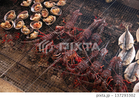 伊勢海老の炭火焼き 137293302