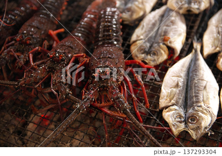 伊勢海老の炭火焼き 137293304