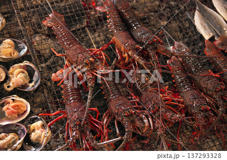伊勢海老の炭火焼き 137293328