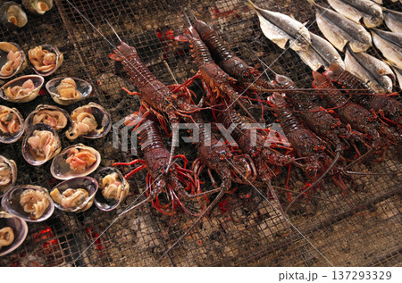伊勢海老の炭火焼き 137293329