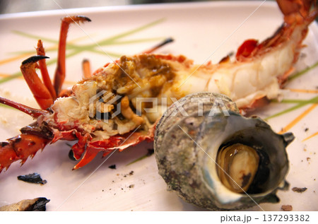 伊勢海老の炭火焼き 137293382