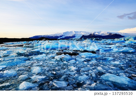 流氷押し寄せる海岸 137293510