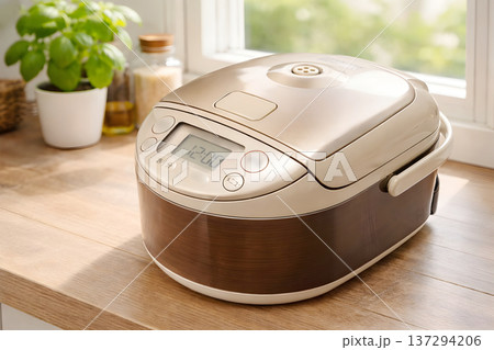 明るいキッチンのカウンターに置かれた炊飯器　家電と暮らしのイメージ 137294206