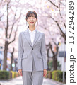 桜並木と新入社員の女性 137294289