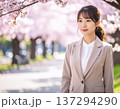 スーツ姿の女性と桜並木 137294290