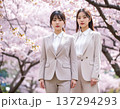 桜の木の下で並んで立つ新入社員の女性 137294293