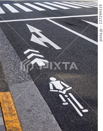 車道の左端に設置された自転車ナビマーク 車道の左端に設置された自転車ナビマーク 137294319