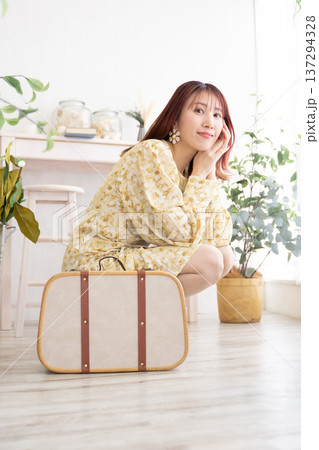 座る女性 137294328