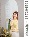若い女性 137294591