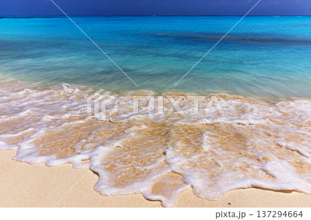 Crystal waves kiss golden sand Crystal waves kiss golden sand 137294664