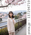 桜とカーディガンを着た女性 137294719