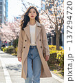 日本人女性が春の街並みを歩いている 137294720