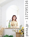 窓から眺める女性 137295316