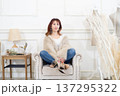 椅子に座る女性 137295322