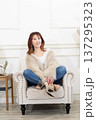 椅子に座る女性 137295323