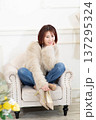 椅子に座る女性 137295324