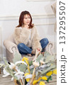 椅子に座る女性 137295507