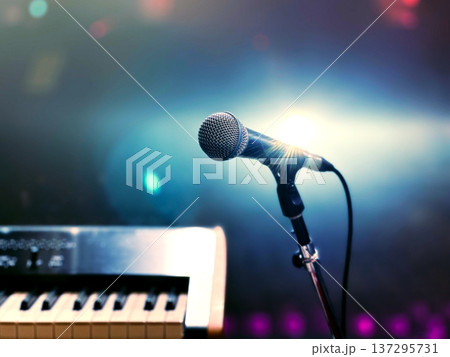 スポットライトを浴びるマイク 137295731