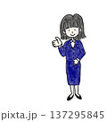 案内をすすめる女性 137295845