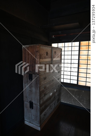古民家の箪笥と障子 古民家の箪笥と障子 137295934