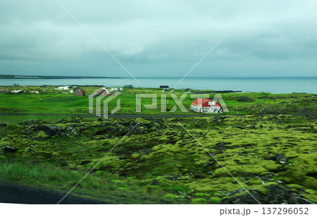 アイスランドの大自然に建つ家並みの車窓風景 137296052
