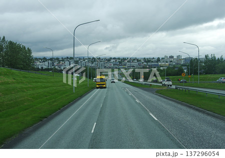 世界最北の街レイキャビクへの道 137296054