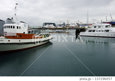 世界最北の街レイキャビクの港湾風景 137296057