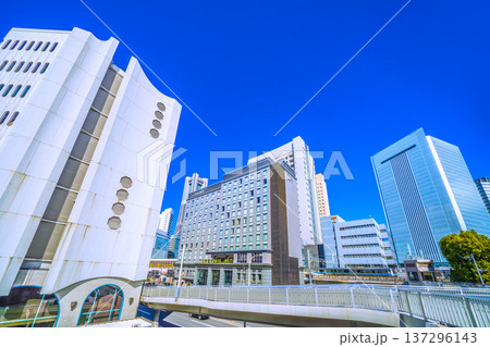 日本の横浜都市景観3月4日。桜木町駅　新南口やランドマークタワー、Hメッツ、横浜市役所、電車など… 137296143