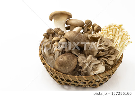 ざるに盛った各種きのこ 137296160