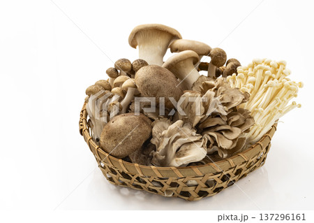 ざるに盛った各種きのこ 137296161