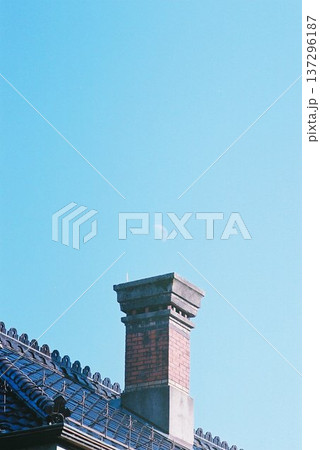 晴れた青空と古い煉瓦の煙突、昼間の月 137296187